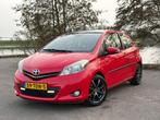 Toyota Yaris 1.3 VVT-i Dynamic PANO Keyless Camera Navi, Euro 5, Zwart, 4 cilinders, Leder en Stof