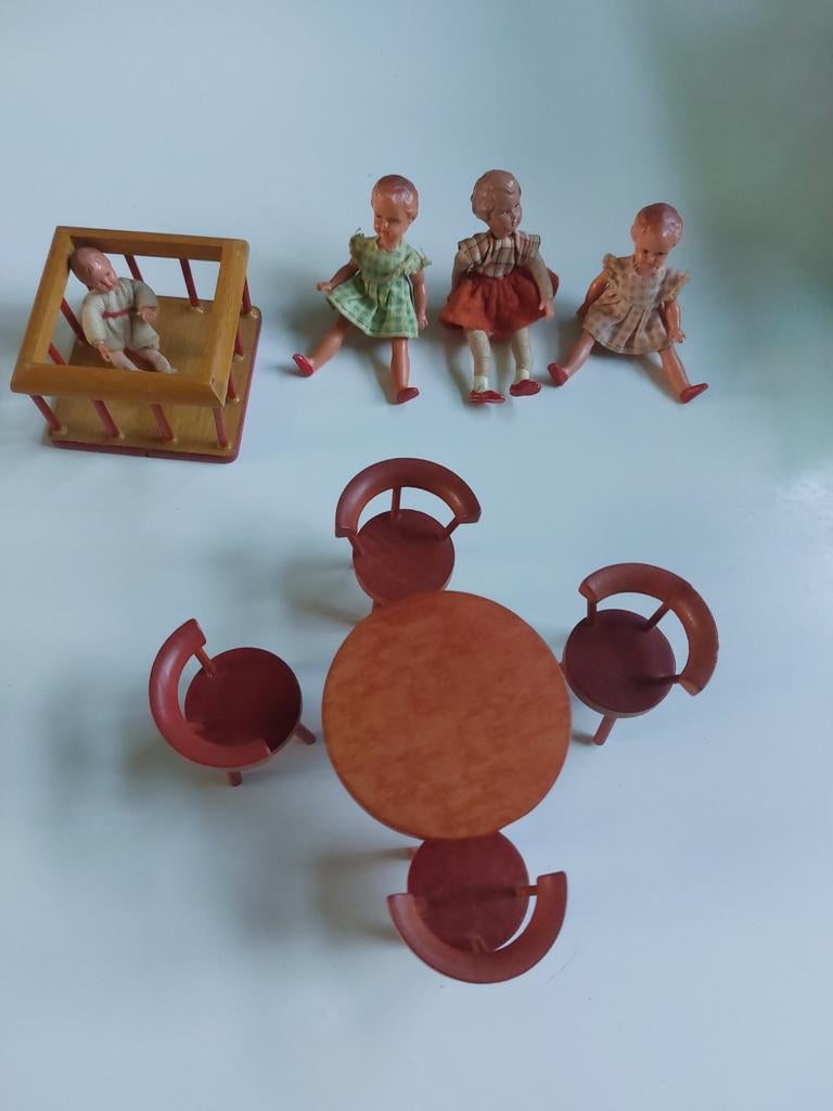 Vintage poppenhuis meubels en poppen set, Ophalen of Verzenden, Gebruikt, Meisje