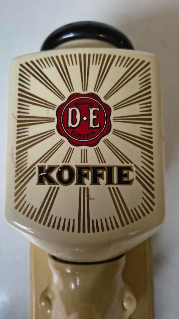 Douwe Egberts wandkoffiemolen, Ophalen