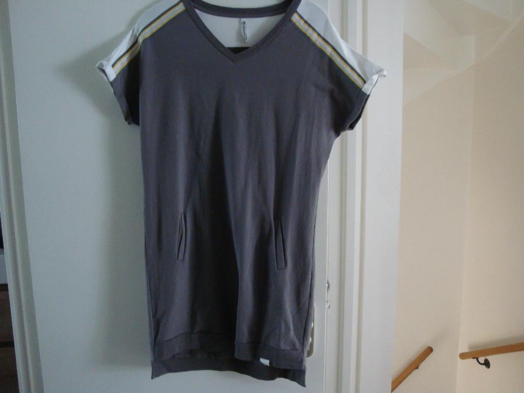 Maat M. Grijze ZOSO jurk met veel details., Maat 38/40 (M), Ophalen of Verzenden, Zo goed als nieuw, Grijs