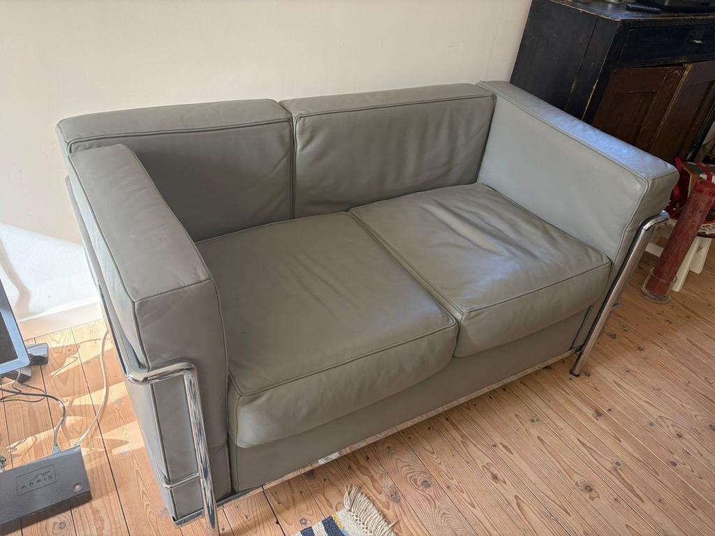Vintage bankje LC2 replica Le Corbusier, Huis en Inrichting, Banken | Sofa's en Chaises Longues, Gebruikt, Tweepersoons, Minder dan 150 cm