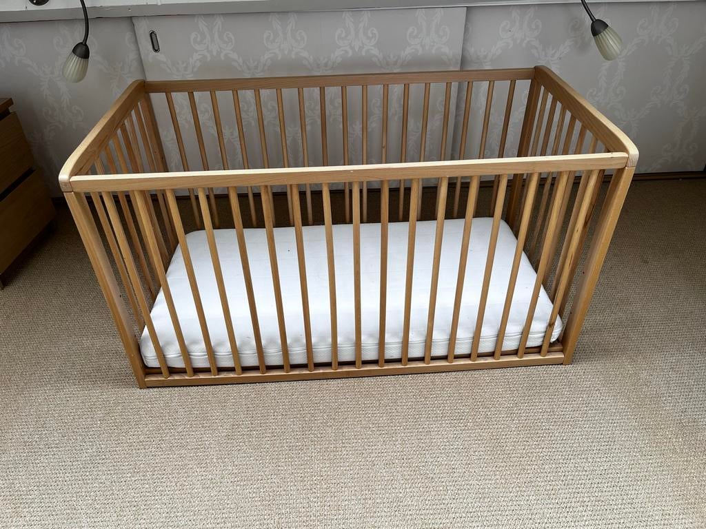 Houten kinderbedje met matras, Kinderen en Baby's, Ophalen, Zo goed als nieuw, Ledikant