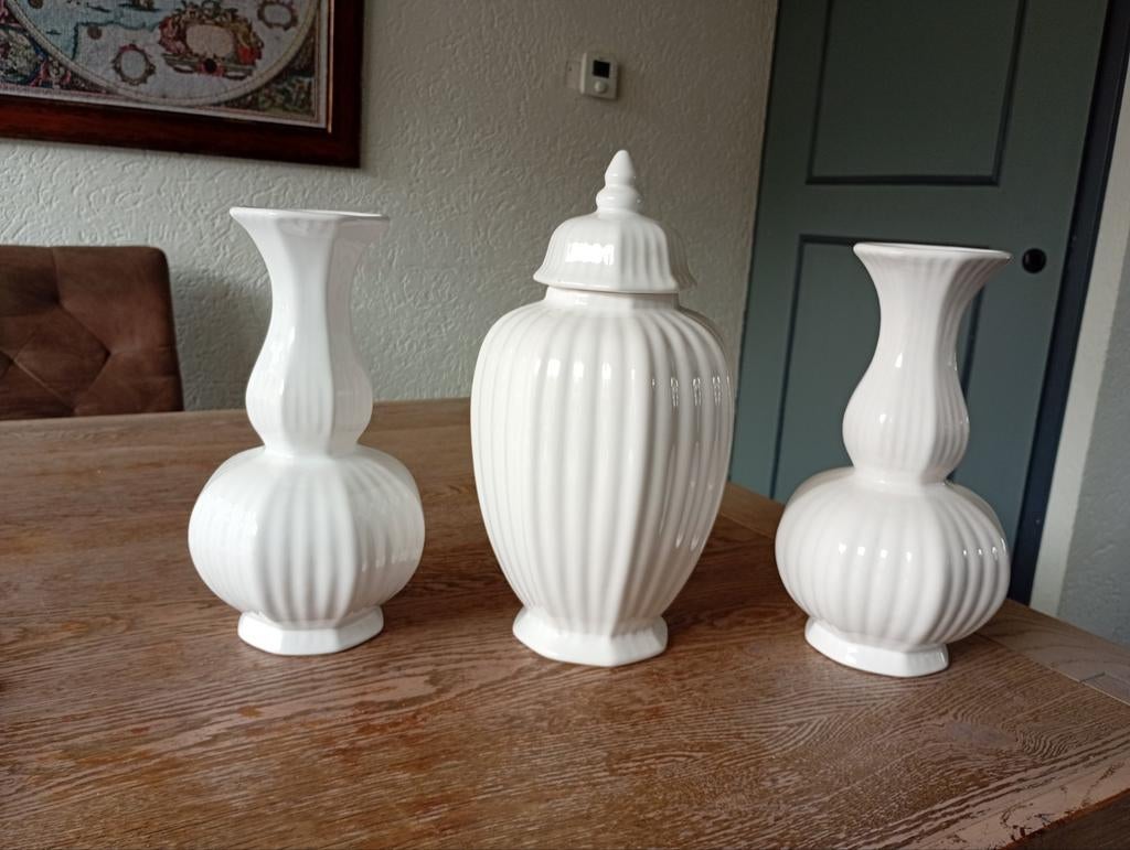 Prachtig wit kasstel: 2 vazen en 1 pot met deksel, Ophalen of Verzenden