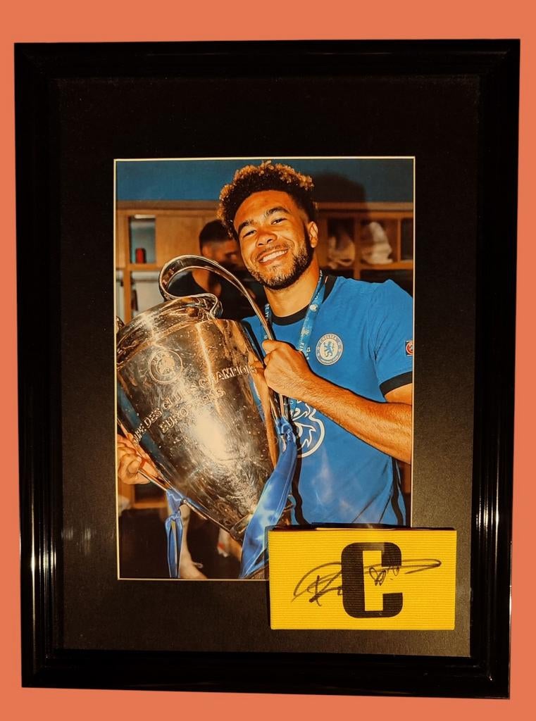 Ingelijste aanvoerdersband gesigneerd door Reece James  COA, Verzamelen, Ophalen of Verzenden, Nieuw, Buitenlandse clubs, Shirt