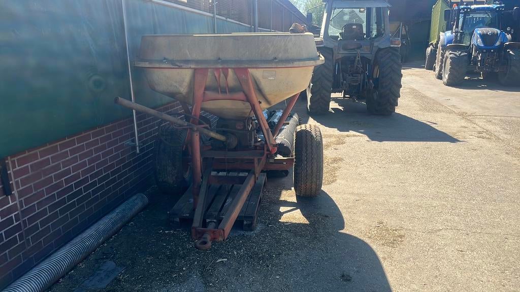 Vicon kinstmest strooier 1000l, Ophalen, Gewasbescherming en Bemesting
