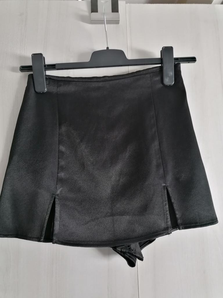 Rokje met voering broekje merk Zara maat S kleur zwart, Kleding | Dames, Rokken, Maat 38/40 (M), Zwart, Ophalen of Verzenden, Zo goed als nieuw