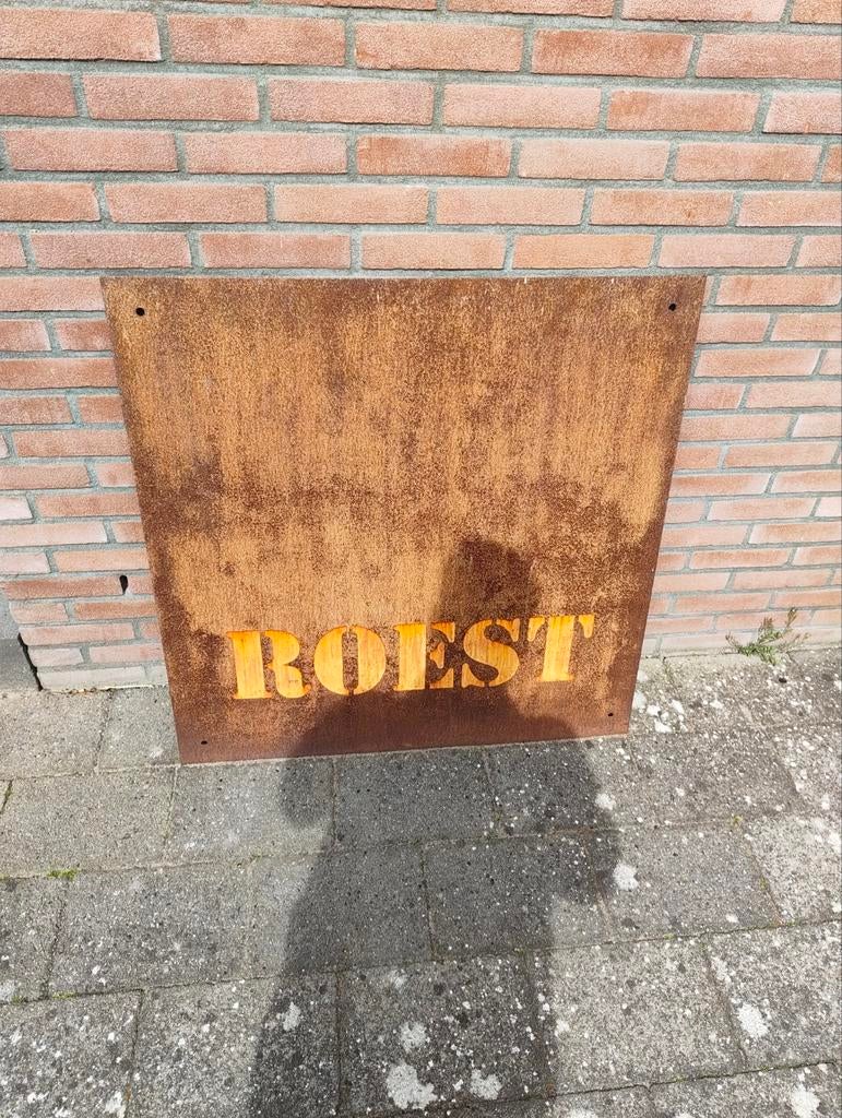 Staalplaat met de tekst ROEST, Ophalen