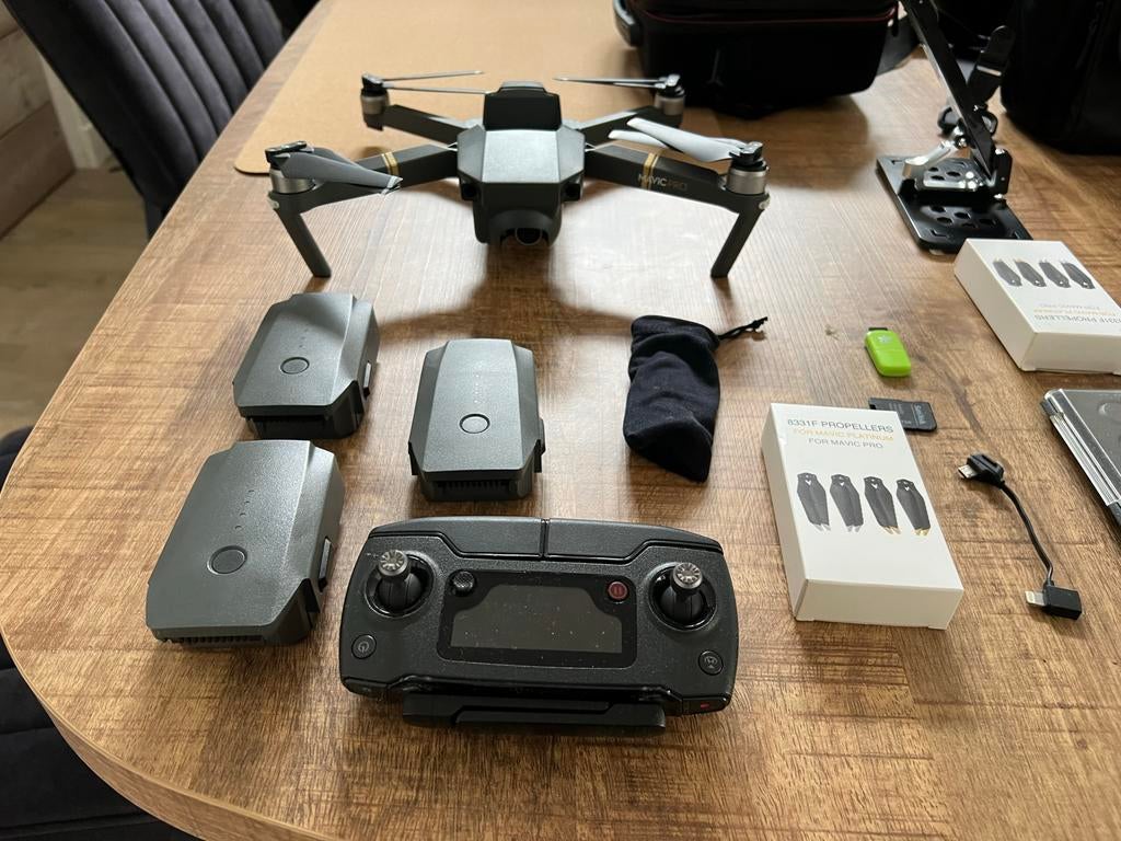 DJI Mavic Pro Drone Fly More Combo - Complete Set, 250 tot 900 gram, Cameradrone, 5 tot 10 kilometer, Zo goed als nieuw