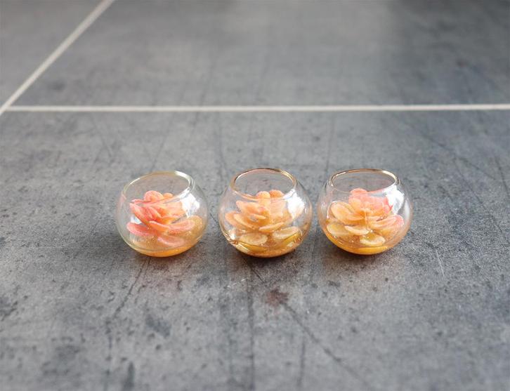 Plant in glazen kom plantje miniatuur nieuw 1:12 Geel-Rood, Verzamelen, Poppenhuizen en Toebehoren, Nieuw, Decoratie, Ophalen of Verzenden