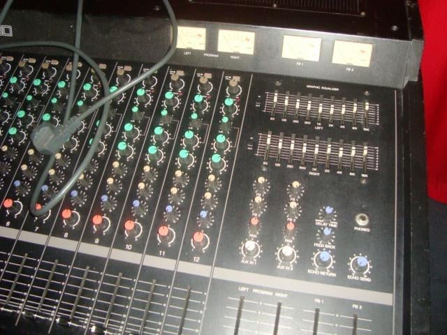 Gebruikt / Vintage: Yamaha EMX 300 12 kanaals power mixer, Muziek en Instrumenten, Mengpanelen, Ophalen, YAMAHA, MTE, Gebruikt