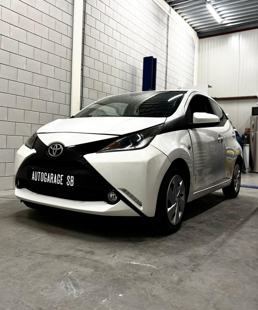 Toyota Aygo 1.0 VVT-i X-Play | 5-deurs | Wit | GARANTIE, Auto's, Toyota, Voorwielaandrijving, Stof, 4 stoelen, Wit