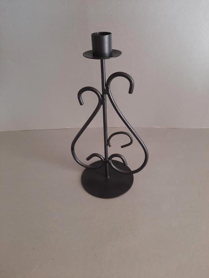 Zwart metalen kandelaar, Huis en Inrichting, Woonaccessoires | Kandelaars en Kaarsen, Zo goed als nieuw, Kandelaar, Minder dan 25 cm