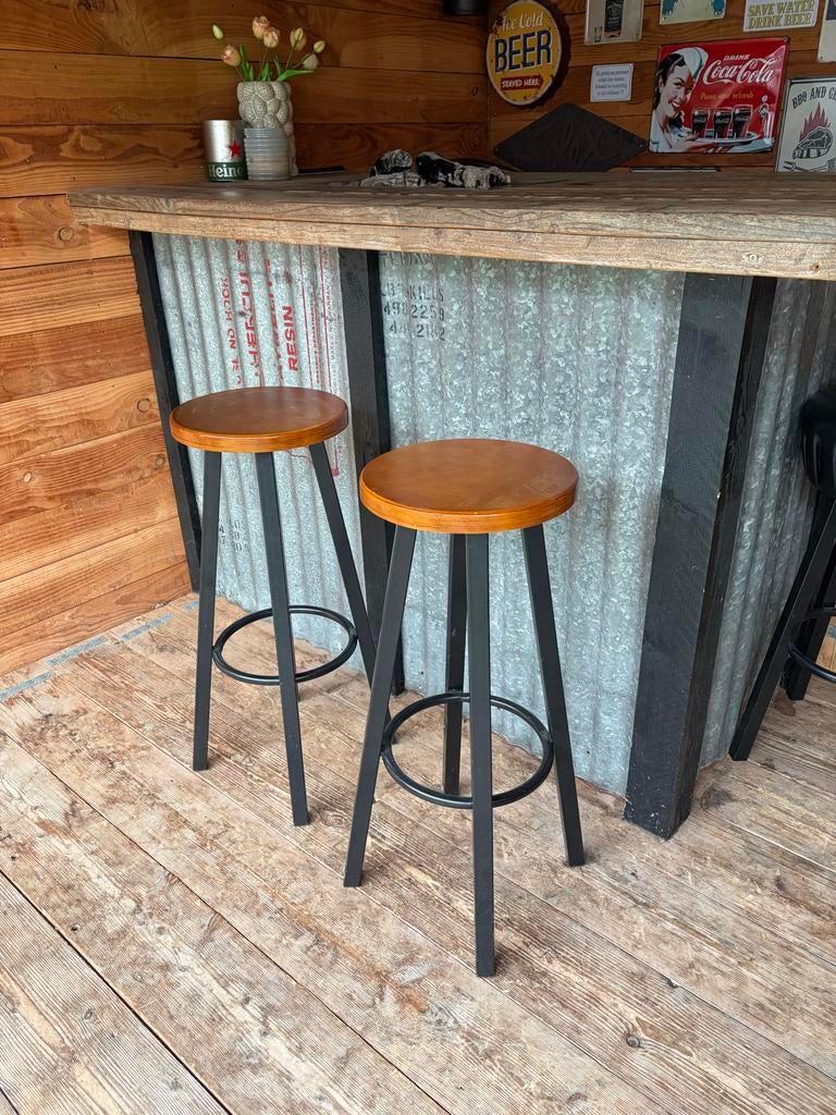 Twee barkrukken met houten zitting, Ophalen, Gebruikt, Met voetsteun, 60 tot 90 cm