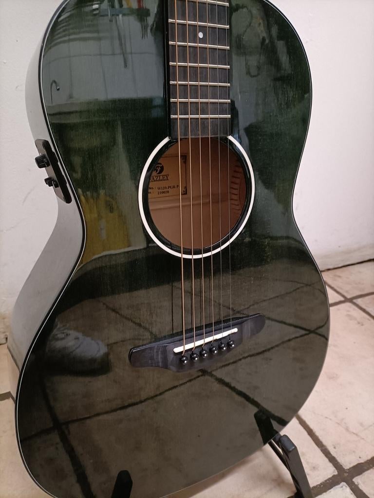 Semi-akoestische Parlor gitaar solid Sitka Sparren Fischman, Muziek en Instrumenten, Snaarinstrumenten | Gitaren | Akoestisch