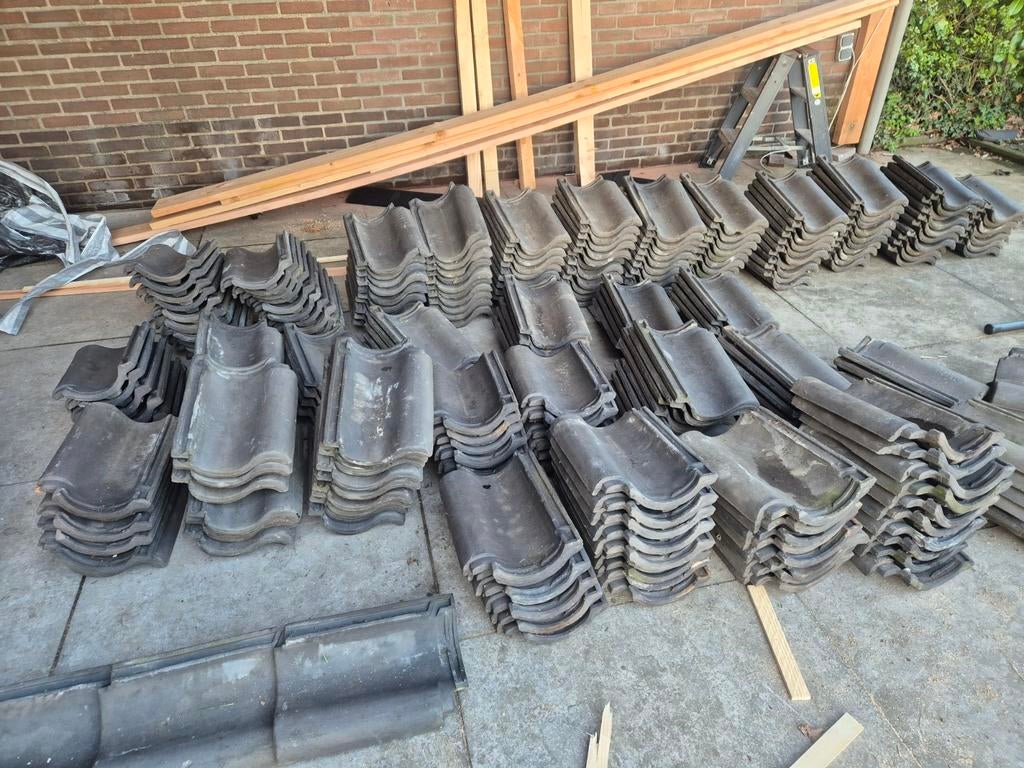 300 Gebruikte Grijze Dakpannen in Goede Staat, Ophalen of Verzenden