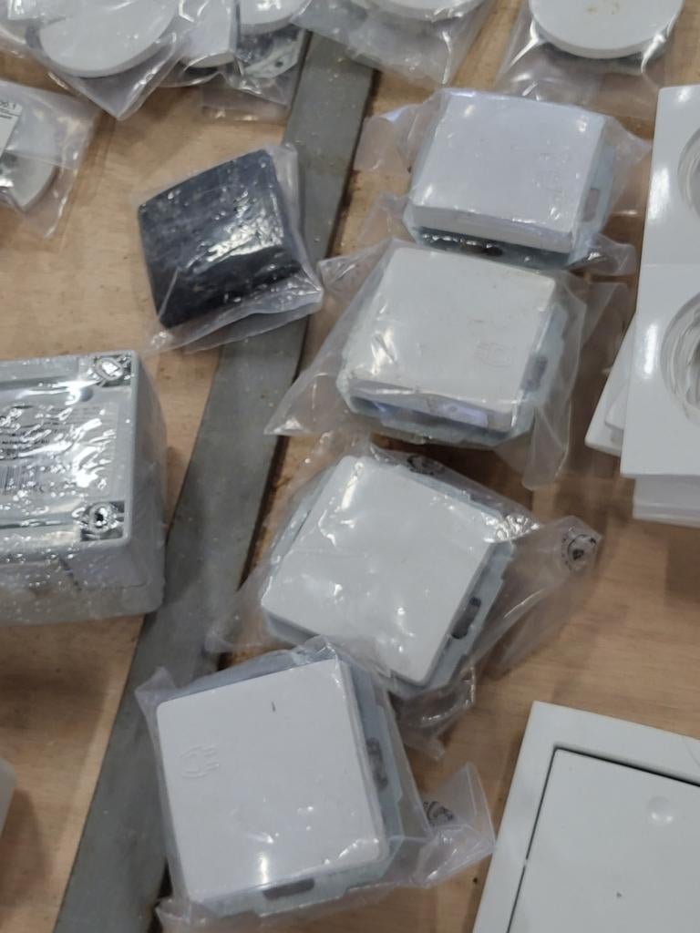 Lichtschakelaars, stopcontacten, dimmers en veel meer., Ophalen, Nieuw, Stopcontact