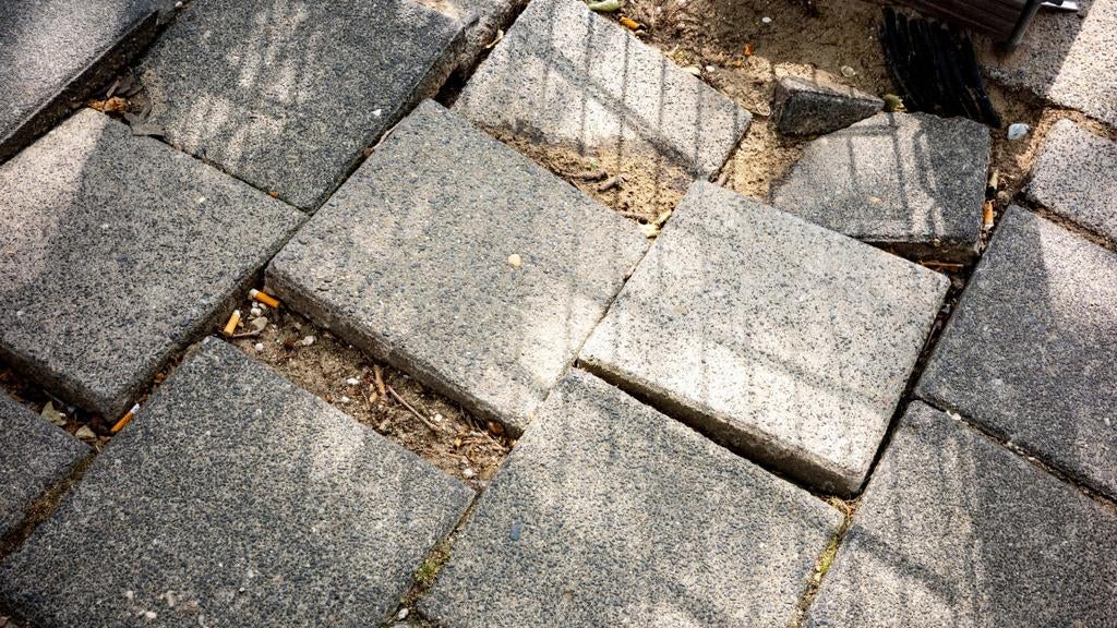 Gezocht stoeptegels omg Meterik, Ophalen of Verzenden, Overige materialen