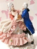 VINTAGE DRESDEN KANTPORSELEINEN BEELDJE van DANSEND PAAR, Ophalen of Verzenden, Gebruikt, Mens