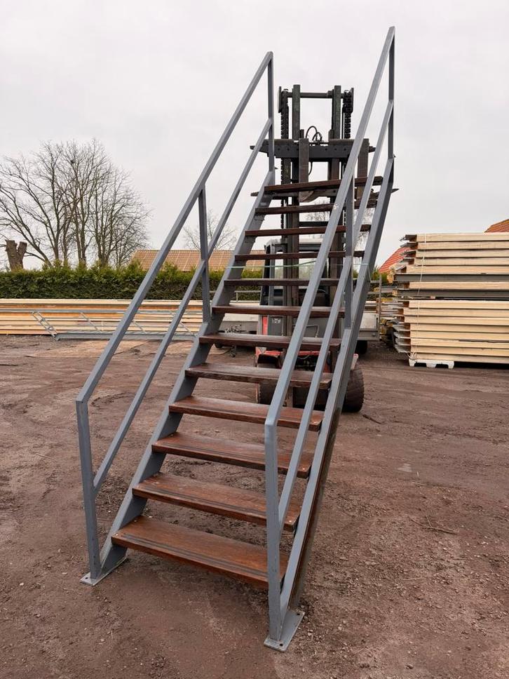 Stalen steektrap bordestrap wenteltrap trap trappen, Doe-het-zelf en Verbouw, Ladders en Trappen, Zo goed als nieuw, 2 tot 4 meter