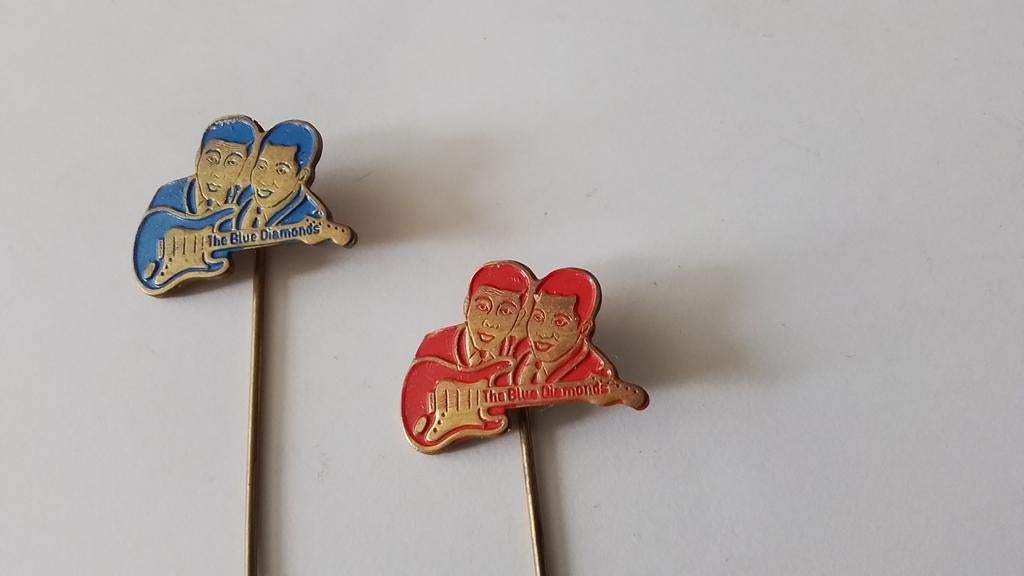 2 verschillende kleuren speldjes blue diamonds, Ophalen of Verzenden, Zo goed als nieuw, Overige onderwerpen