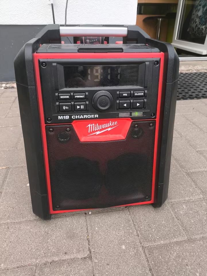 Gezocht!. Milwaukee m12 of m18 Bouwradio!., Ophalen of Verzenden, Zo goed als nieuw, Bouwradio