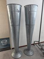 Twee (aluminium) vazen te koop van ongeveer 1.50 meter hoog, Huis en Inrichting, Woonaccessoires | Vazen, Ophalen, Overige materialen