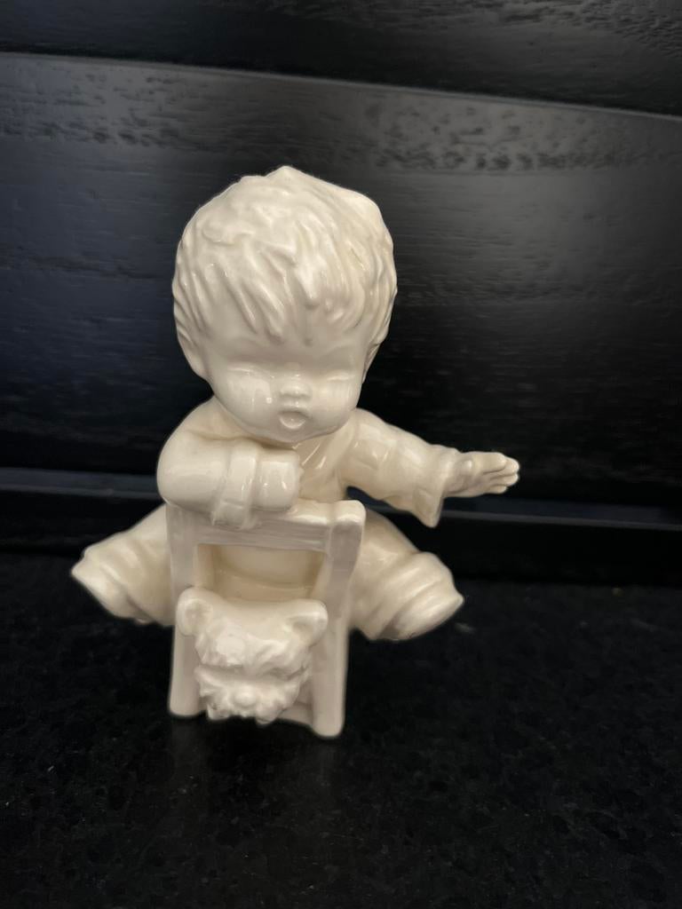 Goebel beeldje: kindje met hondje, kleine beschadiging, Verzamelen, Beelden en Beeldjes, Ophalen of Verzenden, Gebruikt, Mens