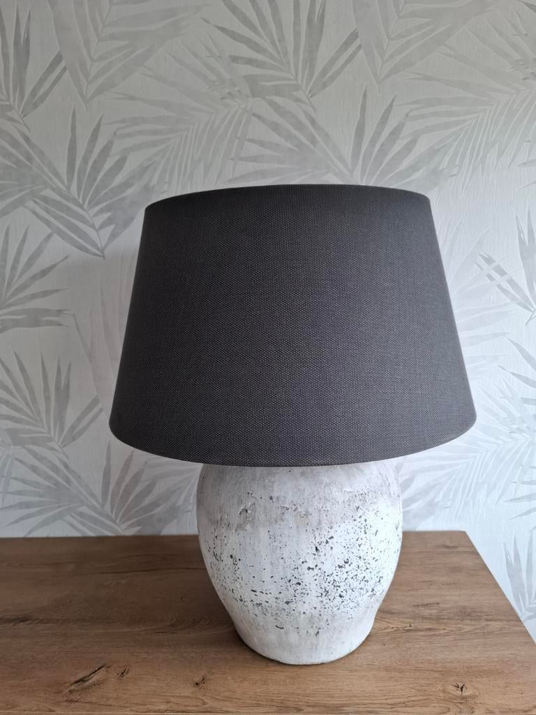 Tafellamp onderkant grijs gemêleerd  met zwarte kap, Huis en Inrichting, Lampen | Lampenkappen, Ophalen, Grijs, Rond