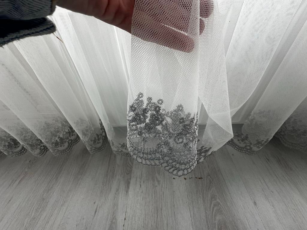 Witte vitrage met grijs borduurwerk, 100 tot 150 cm, Wit, Ophalen of Verzenden, Zo goed als nieuw