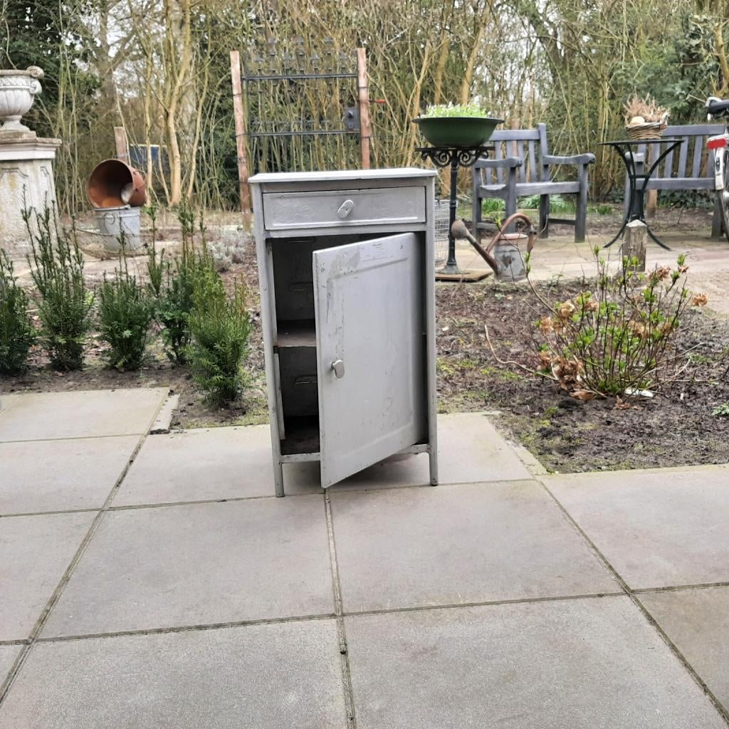 Vintage metalen industrieel kastje, Ophalen