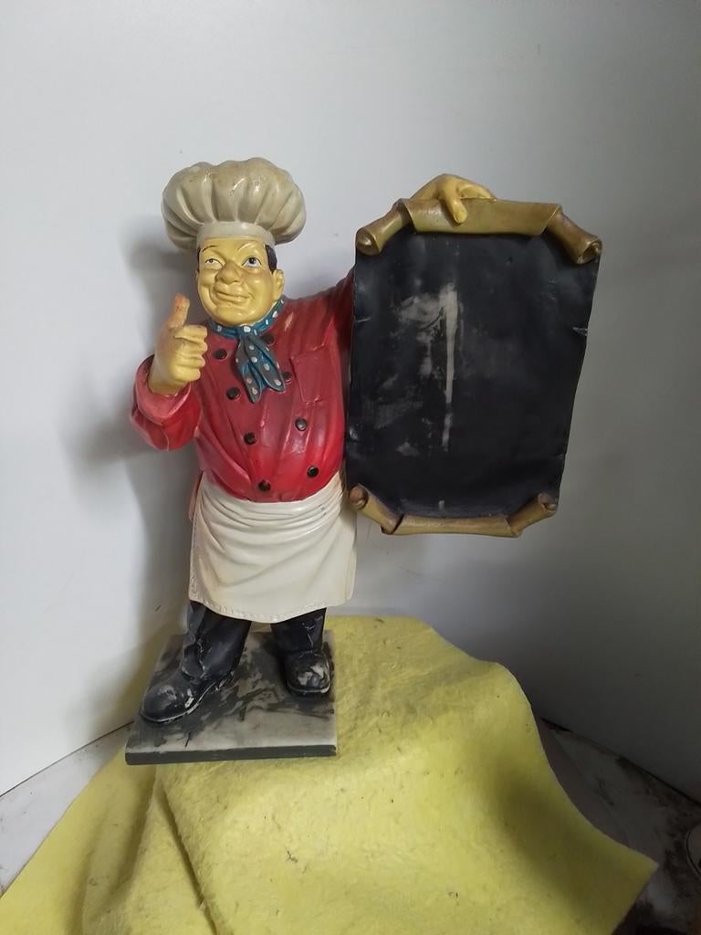 14993)  reclame beeld Kok/Bakker met krijtbord  hoog 40cm, Verzamelen, Beelden en Beeldjes, Ophalen of Verzenden, Zo goed als nieuw