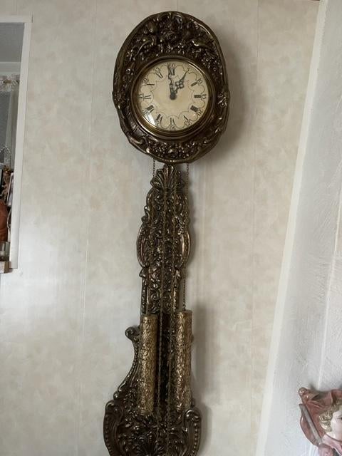 Te koop hangklok met klepel, Ophalen