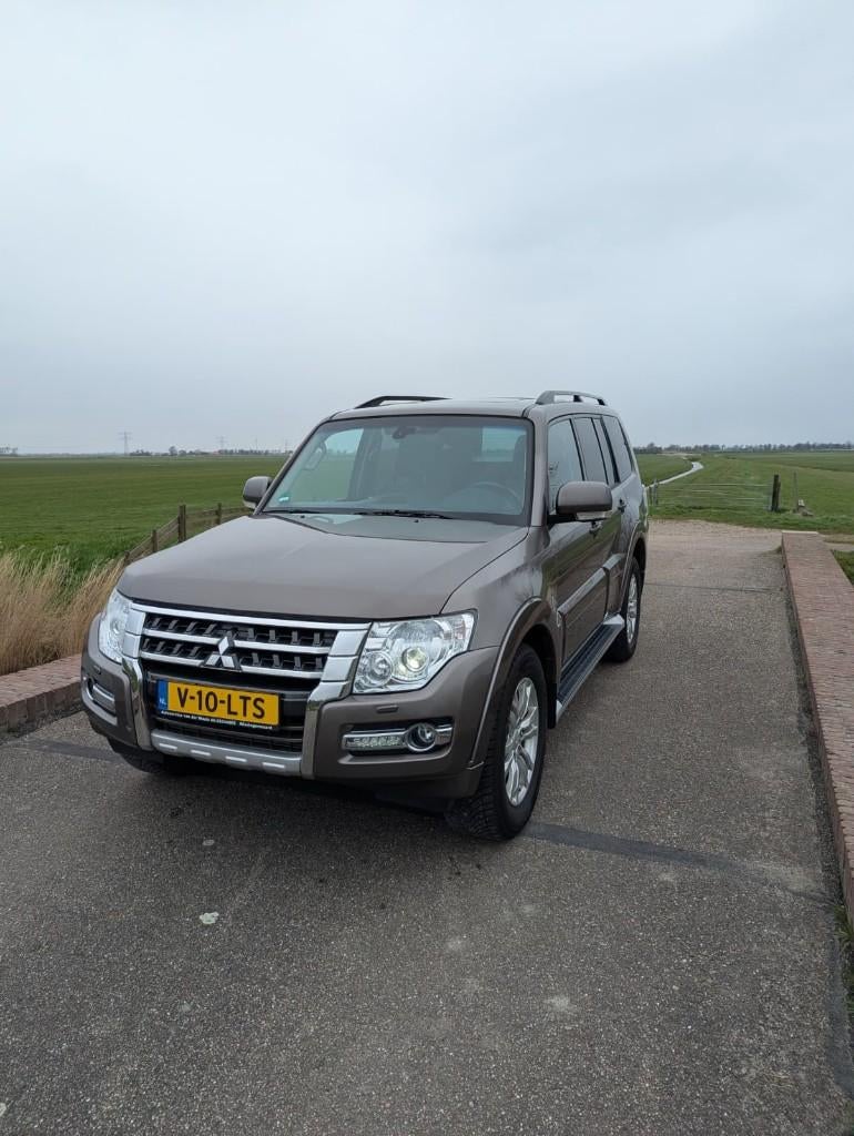 Mitsubishi Pajero grijs kenteken, Automaat, Zwart, 4 cilinders, Bruin