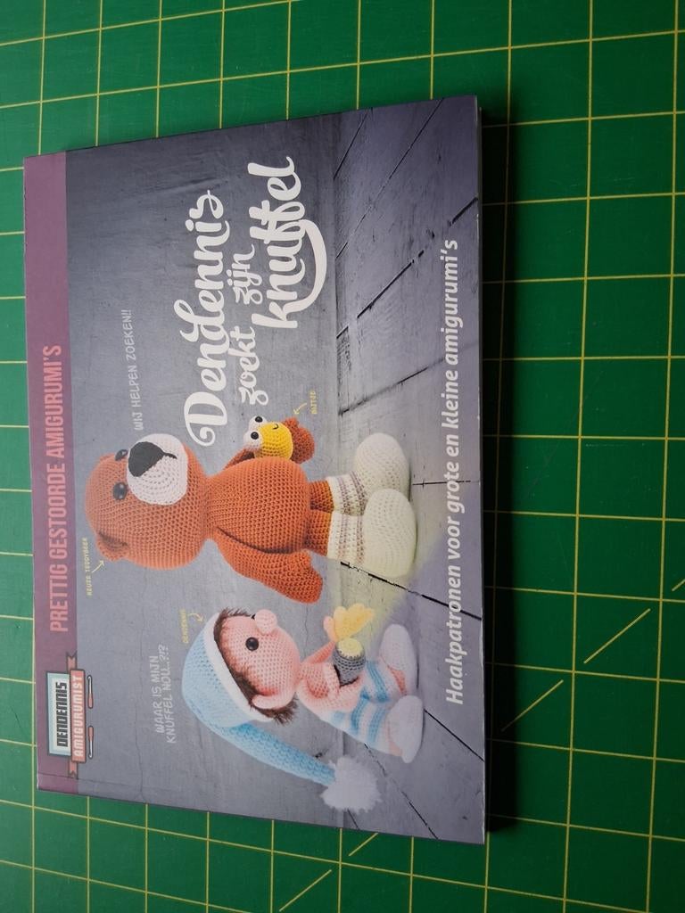 Dendennis zoekt zijn knuffel - Amigurumi haakpatronen, Breien en Haken, Dendennis, Ophalen of Verzenden, Zo goed als nieuw