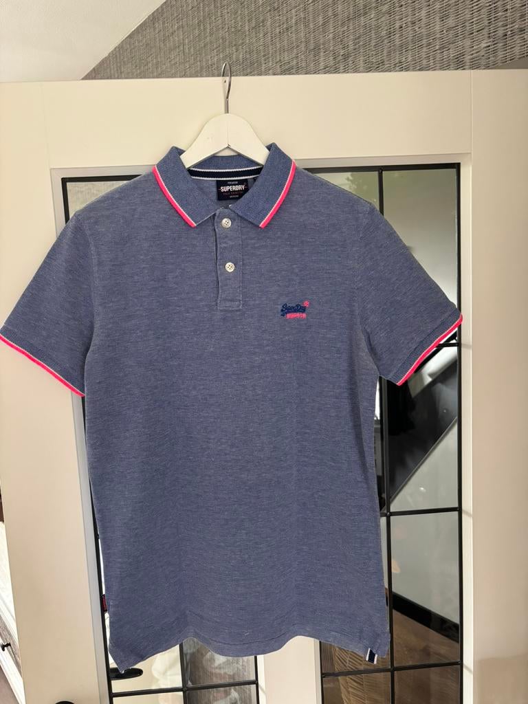 Superdry Poloshirt blauw met roze bies maat M, Kleding | Heren, Polo's, Zo goed als nieuw, Maat 48/50 (M), Blauw, Ophalen of Verzenden