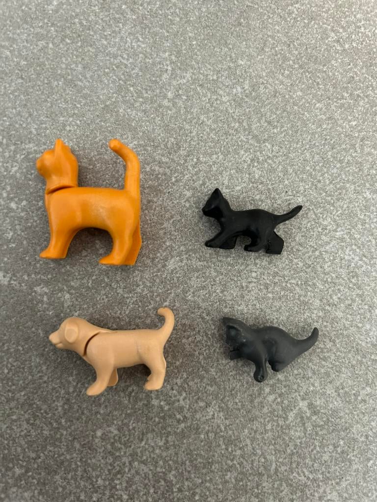3 katten en 1 hond van Playmobil te koop, Ophalen of Verzenden, Zo goed als nieuw