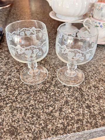 Twee Mooie Glazen met Druivenmotief beschikbaar voor biedingen