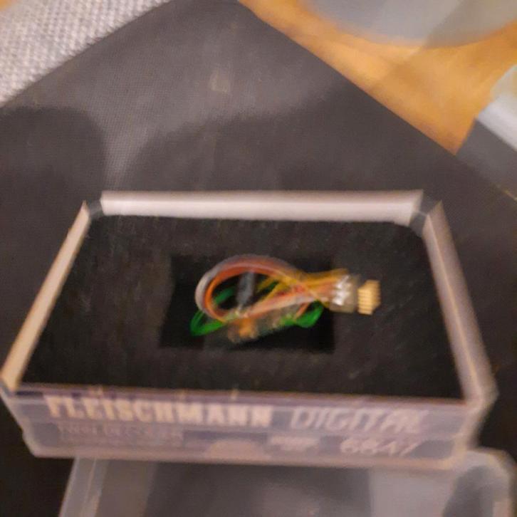 Fleischmann twindecoder 6847 in okt, Hobby en Vrije tijd, Modeltreinen | N-Spoor, Nieuw, Wagon, Gelijkstroom, Fleischmann, Ophalen of Verzenden