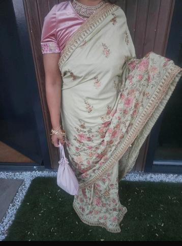 Pistache kleurige saree met bloemen beschikbaar voor biedingen