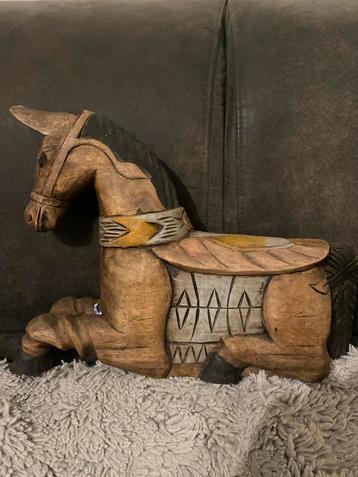 Houten Paardenbeeld beschikbaar voor biedingen