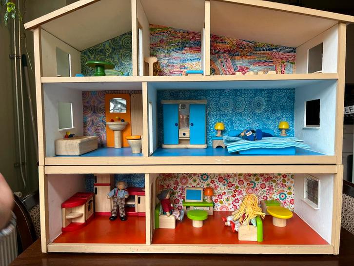 Houten Poppenhuis met Meubels & Poppetjes, Kinderen en Baby's, Speelgoed | Poppenhuizen, Gebruikt, Poppenhuis, Ophalen