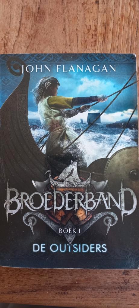 John Flanagan - De outsiders, Boeken, Kinderboeken | Jeugd | 10 tot 12 jaar, Zo goed als nieuw, Ophalen of Verzenden
