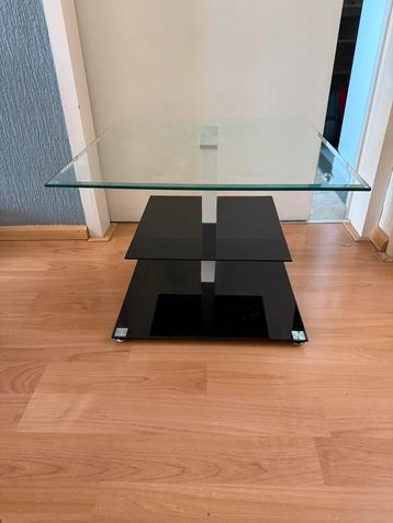Gratis af te halen: glazen tafel  beschikbaar voor biedingen