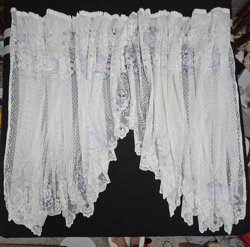 Vintage wit kanten vitrages roze en lila rozen B580cm 2x, Huis en Inrichting, Stoffering | Gordijnen en Lamellen, Zo goed als nieuw