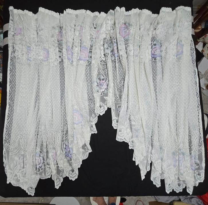 Vintage wit kanten vitrages roze en lila rozen B580cm 2x, Huis en Inrichting, Stoffering | Gordijnen en Lamellen, Zo goed als nieuw
