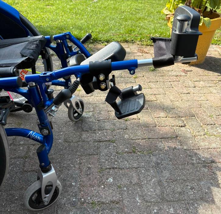 Gloednieuwe comfort beensteunen rolstoel, Diversen, Rolstoelen, Nieuw, Duwrolstoel, Ophalen of Verzenden