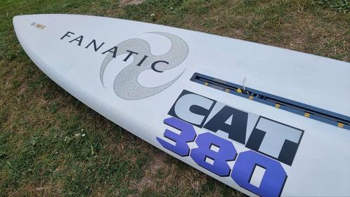 Fanatic Cat 380 met vin en carbon zwaard zgan, Watersport en Boten, Windsurfen, Zo goed als nieuw, Plank, 300 cm of meer, Met vin(nen)