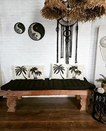 Balinese bank of tafel beschikbaar voor biedingen