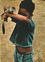 Hindoestaanse jongen met aapje 1968, Verzamelen, Ansichtkaarten | Themakaarten, Verzenden, 1960 tot 1980, Gelopen, Kinderen