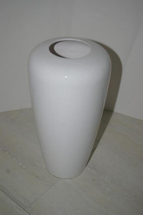 Twee witte aardewerk vazen., Huis en Inrichting, Woonaccessoires | Vazen, Zo goed als nieuw, Wit, Minder dan 50 cm, Aardewerk of Porselein